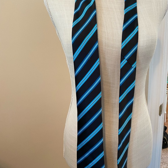 2 men’s ties, each worn once - Picture 4 of 4